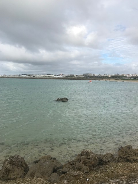 日中の瀬長島